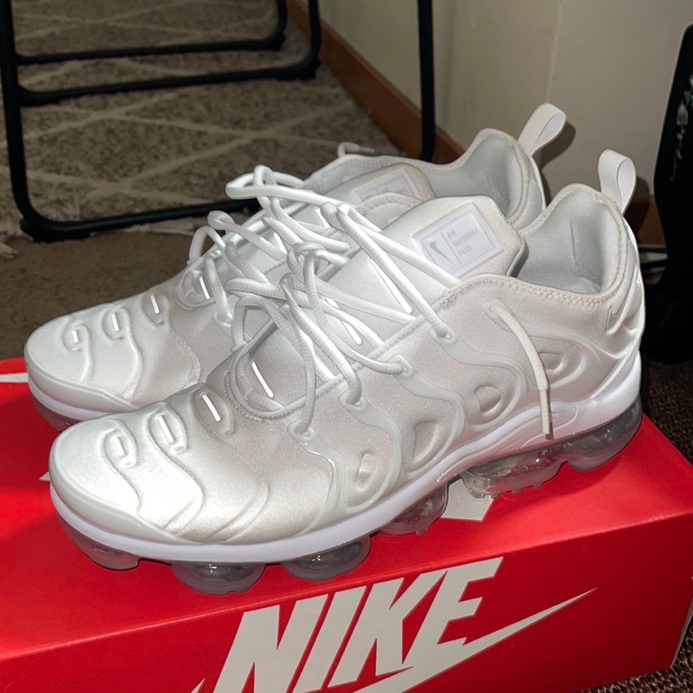 ALL WHITE VAPORMAX PLUS